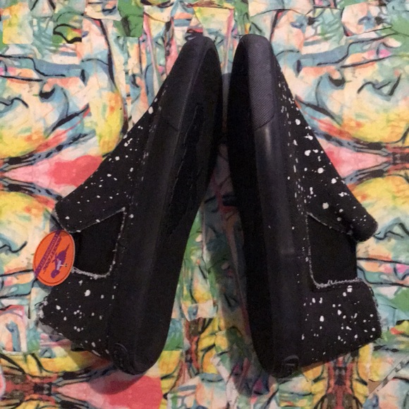 Awesome Abstract Flats! - Picture 3 of 4